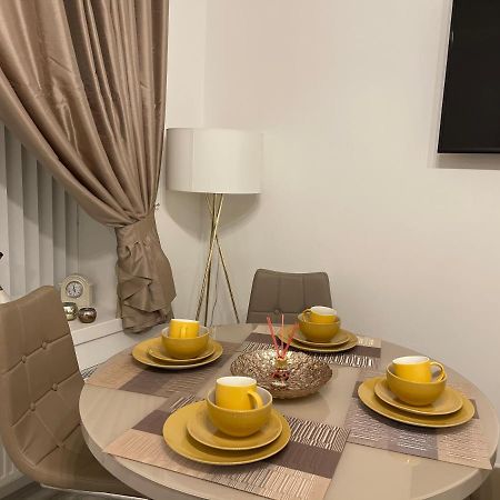 Apartamento Hla Holytown Mossend Exterior foto