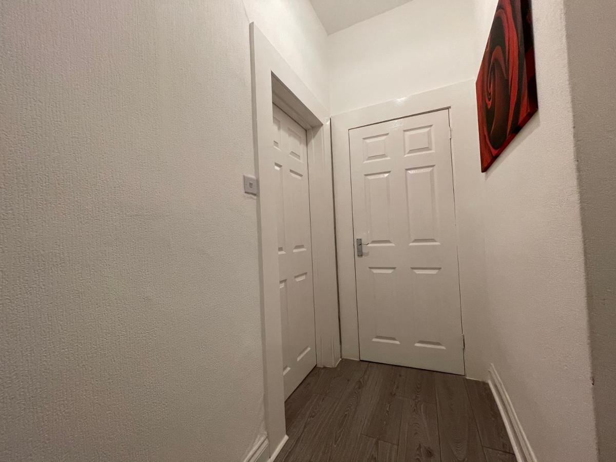 Apartamento Hla Holytown Mossend Exterior foto