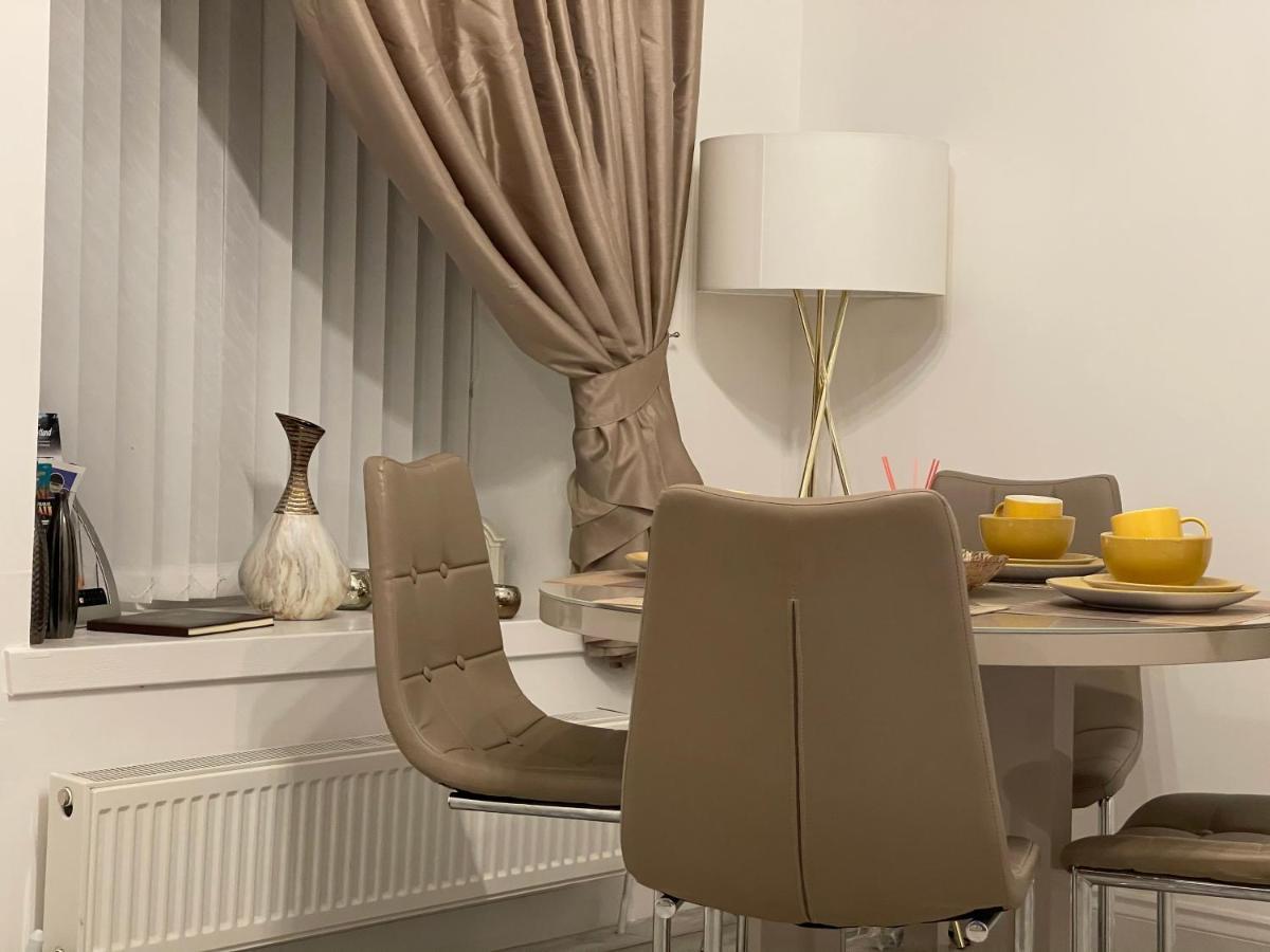 Apartamento Hla Holytown Mossend Exterior foto