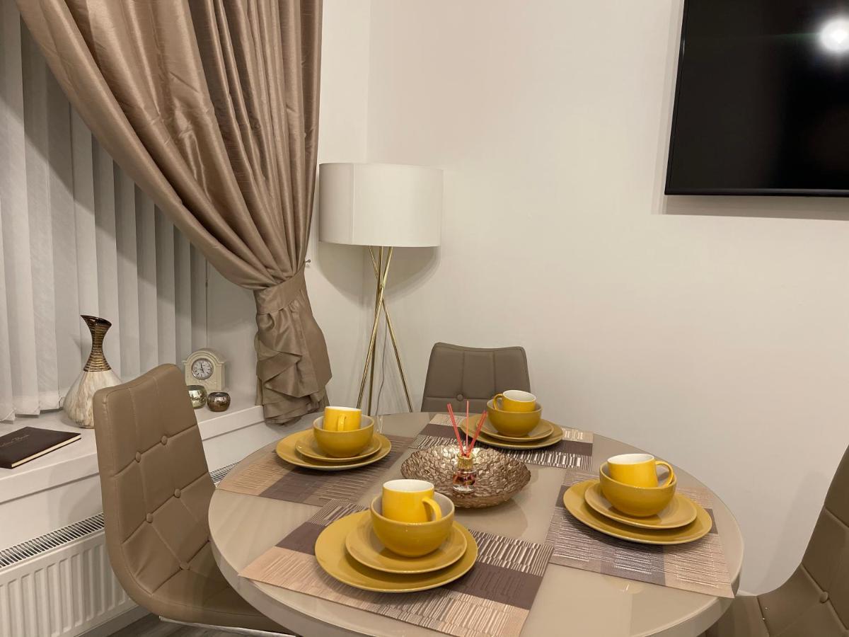 Apartamento Hla Holytown Mossend Exterior foto