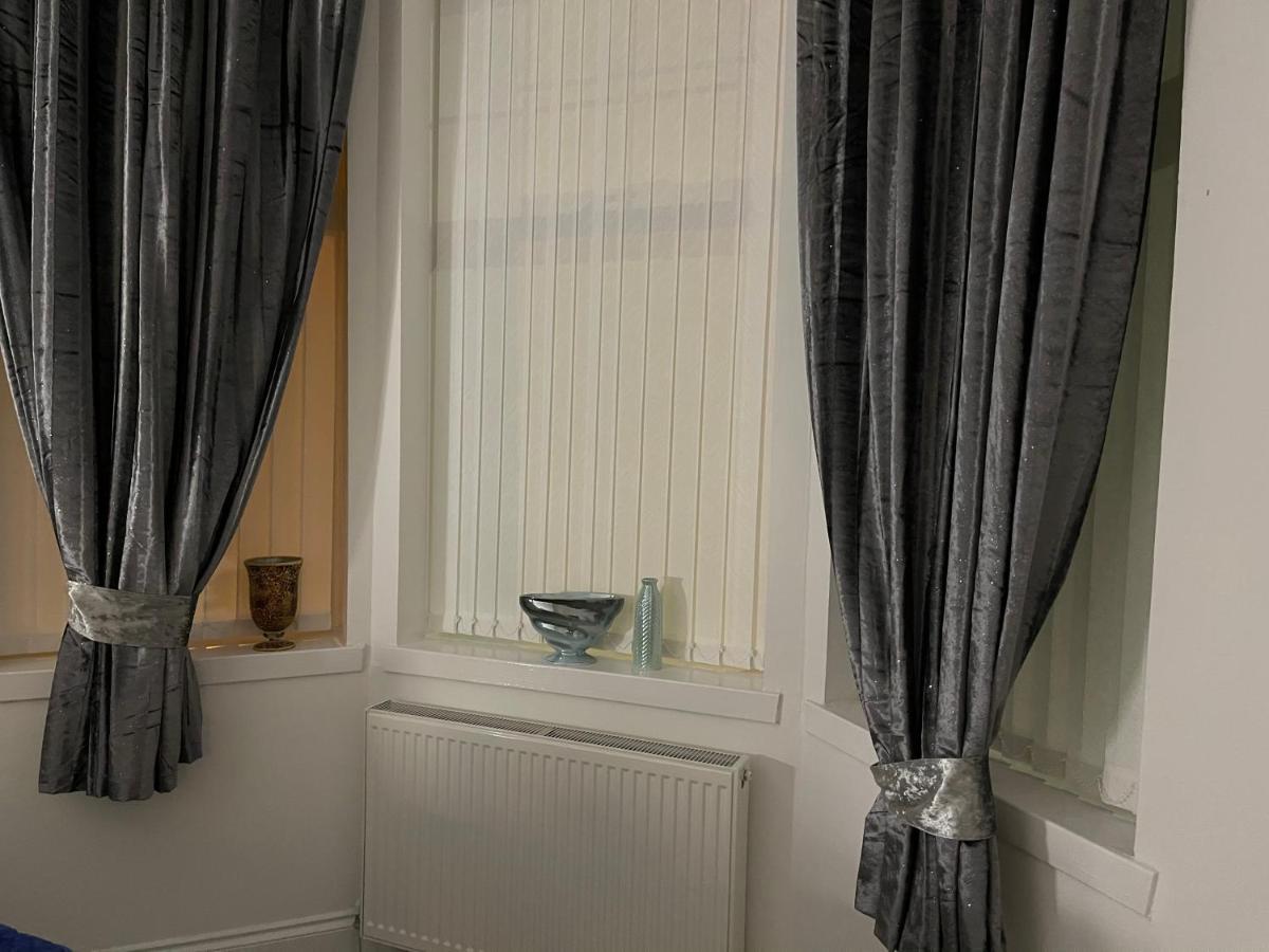 Apartamento Hla Holytown Mossend Exterior foto