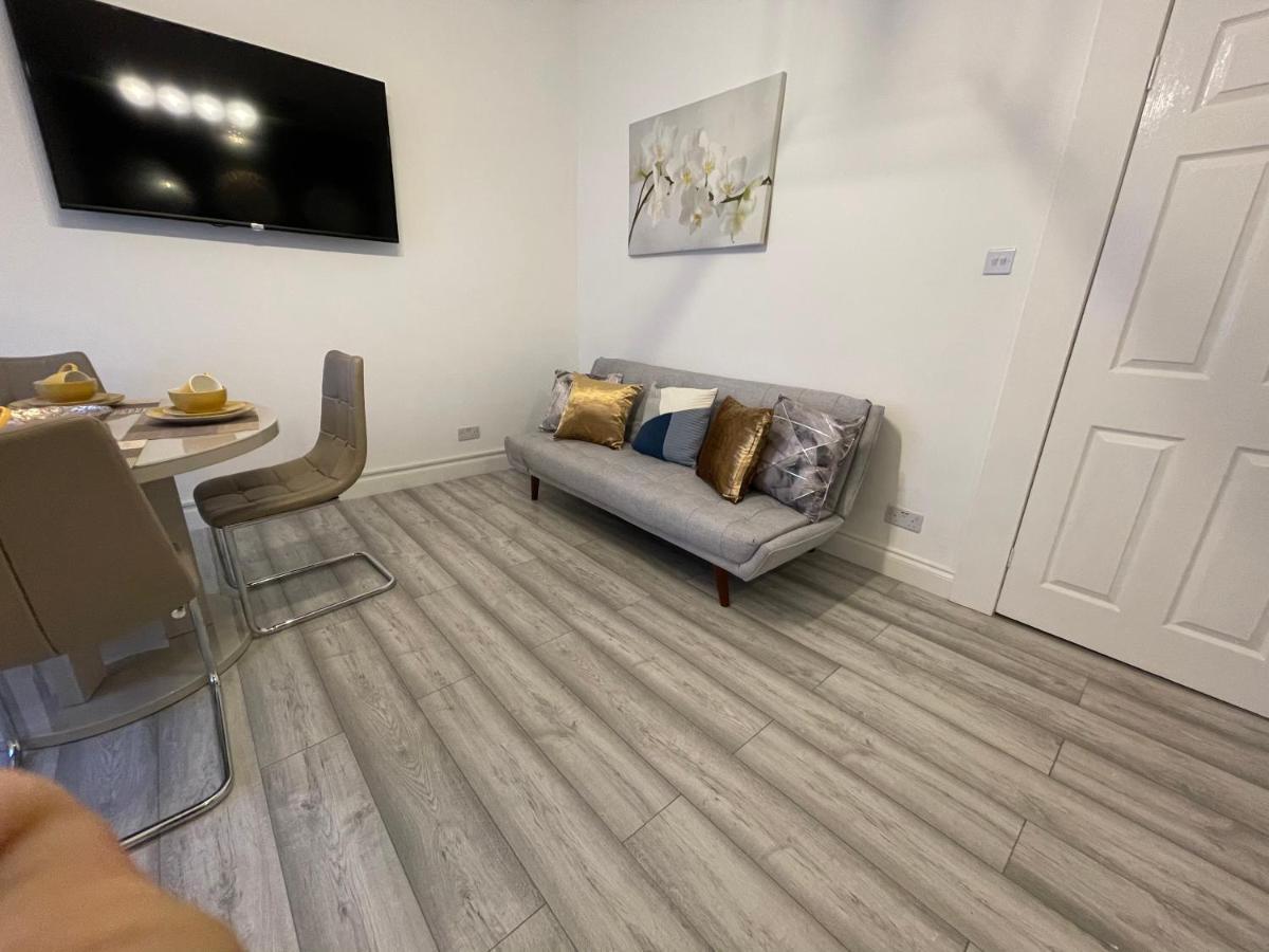 Apartamento Hla Holytown Mossend Exterior foto